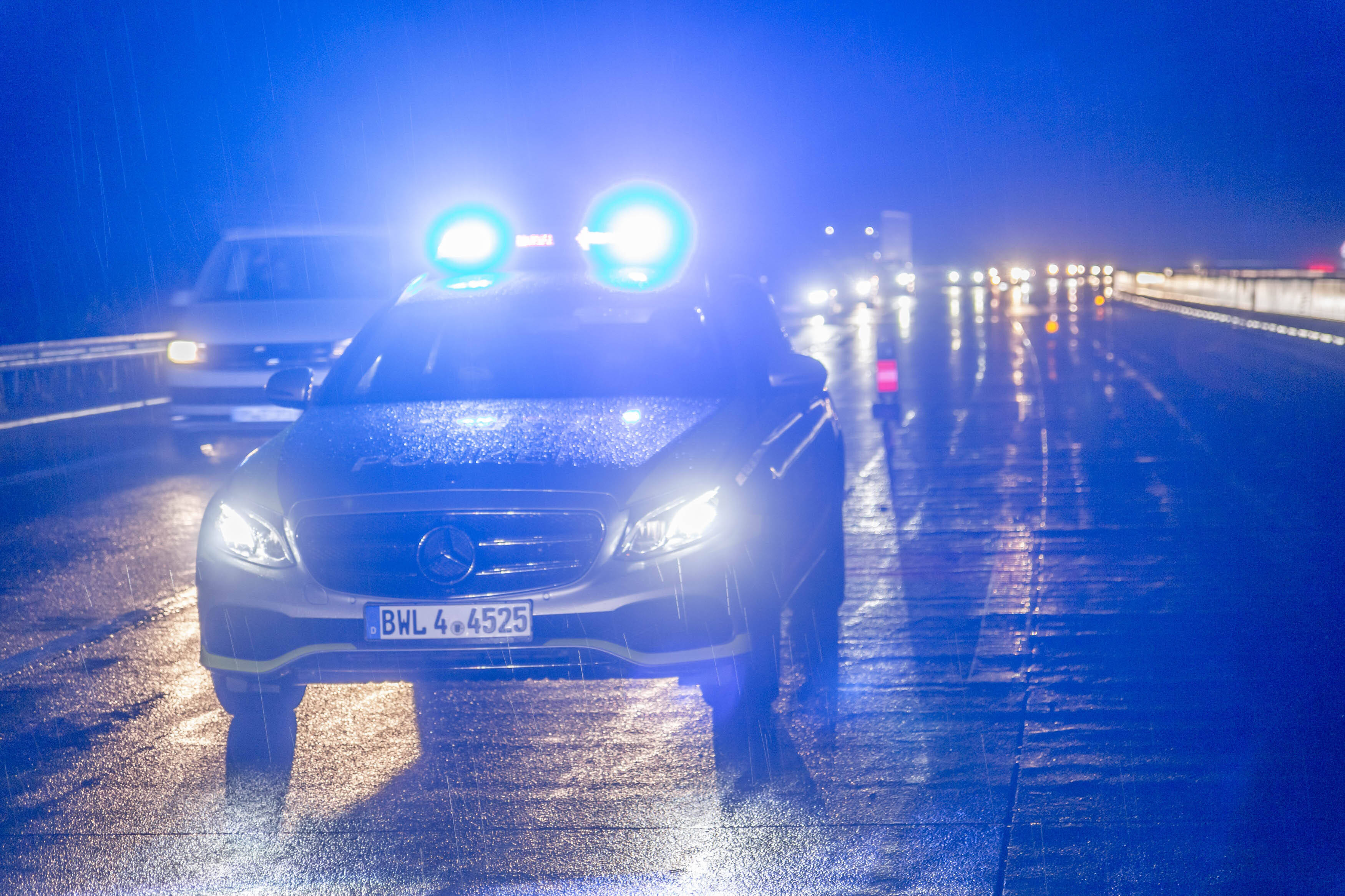 Vollsperrung und Stau! Folgenschwerer Unfall auf der Autobahn