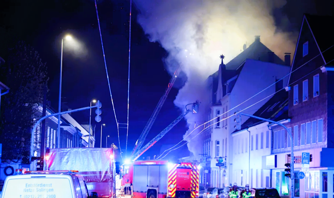 Eilmeldung! Feuerinferno, 3 Tote bei Hausbrand! Bewohner springt mit Kind vom Balkon