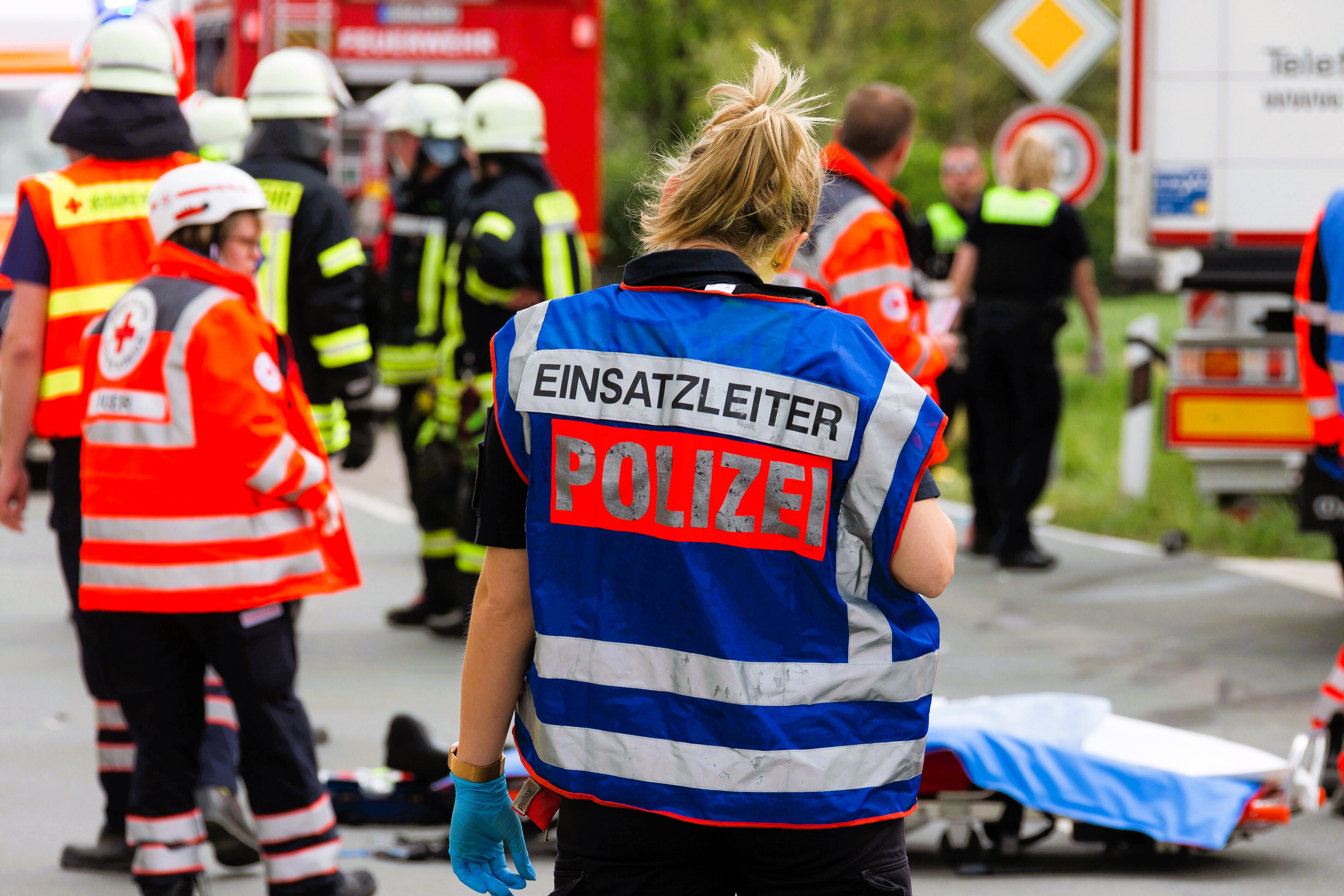 Frau mit Teppichmesser auf offener Straße attackiert und schwer verletzt! Es war wohl der Ehemann!