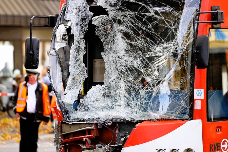 Linienbus verunglückt! Auto rast frontal in Bus - mindestens 14 Verletzte!