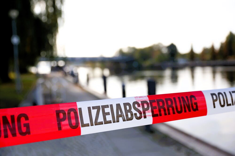 Eilmeldung! Grausames Verbrechen: Kleiner Junge findet Leiche seiner Mutter - Vater unter Tatverdacht