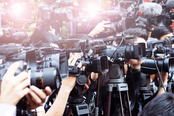 Vanessa Hudgens: Rabenschwarzer Look zur Eröffnung