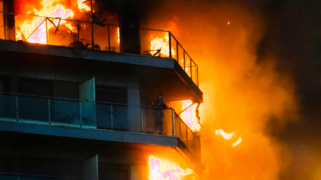 Hochhaus Explodiert! Einsatzkräfte bestätigen Todesopfer - Heftige Explosion in Plattenbau